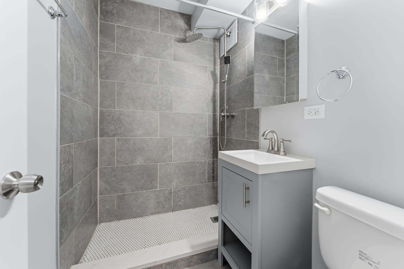 Chicago Apartment: 7710 N Sheridan Rd