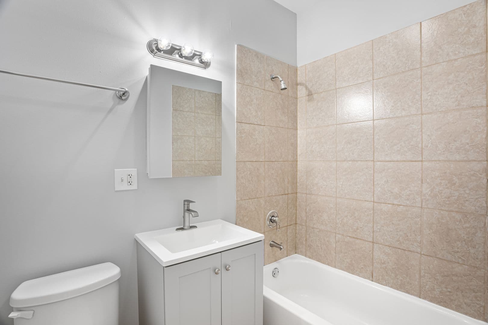 Chicago Apartment: 7320-30 N Damen Ave