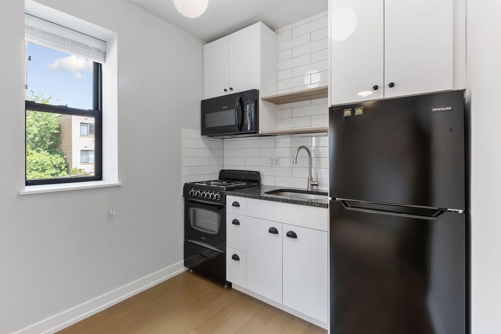Chicago Apartment: 6019 N Winthrop Avenue