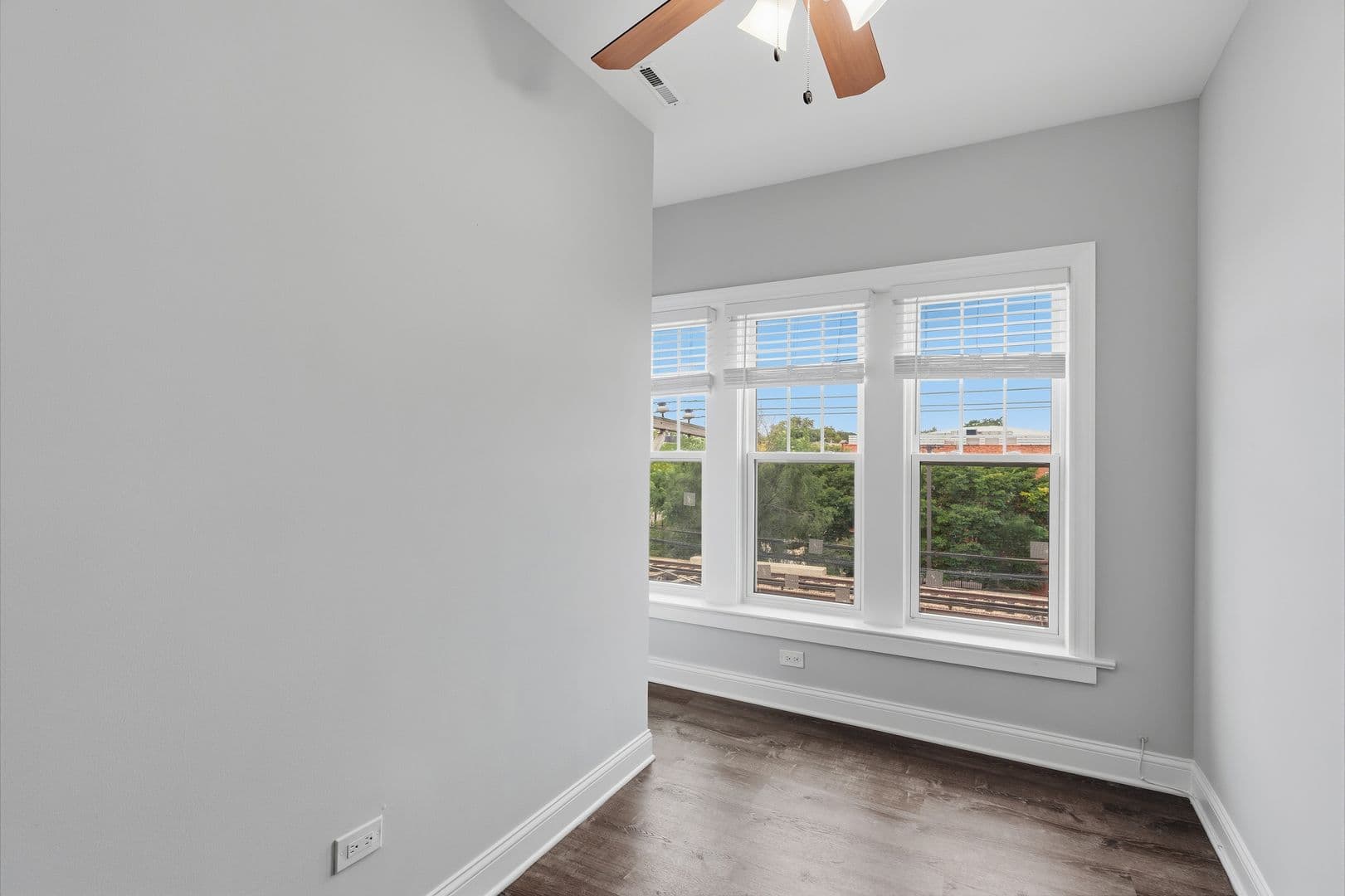 Chicago Apartment: 6100-6118 N Winthrop Ave