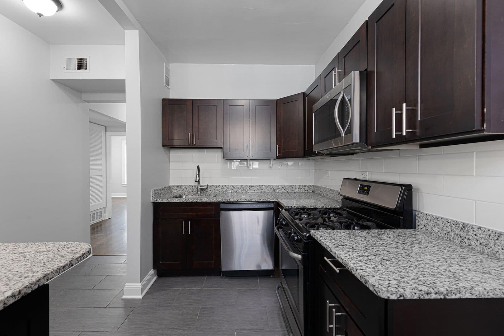 Chicago Apartment: 6100-6118 N Winthrop Ave