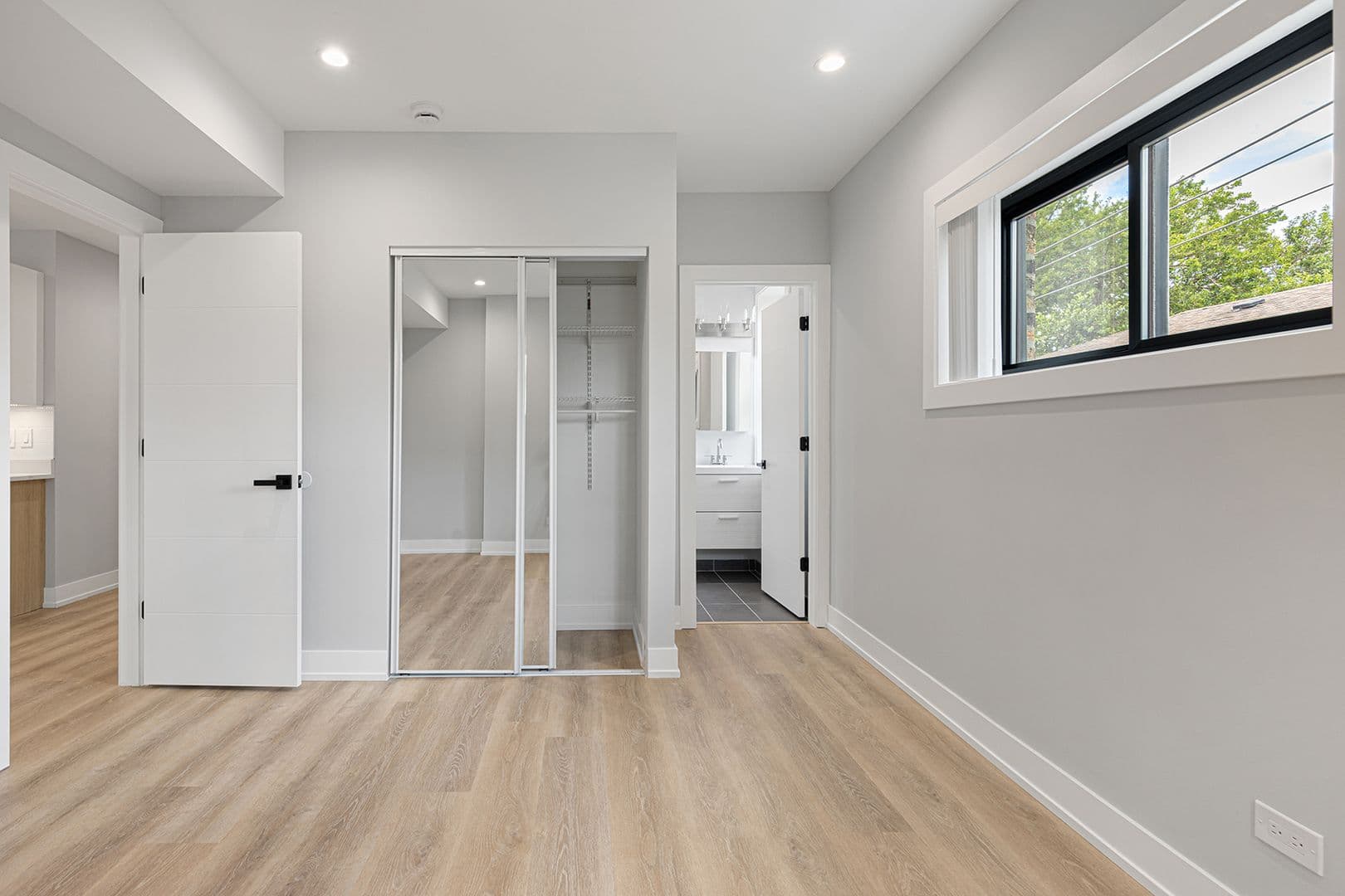 Chicago Apartment: 1548-1558.5 W Juneway