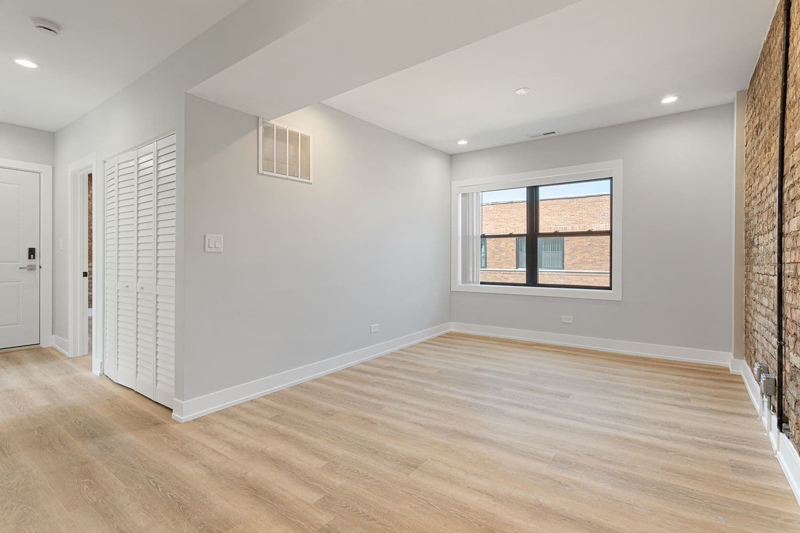 Chicago Apartment: 1548-1558.5 W Juneway