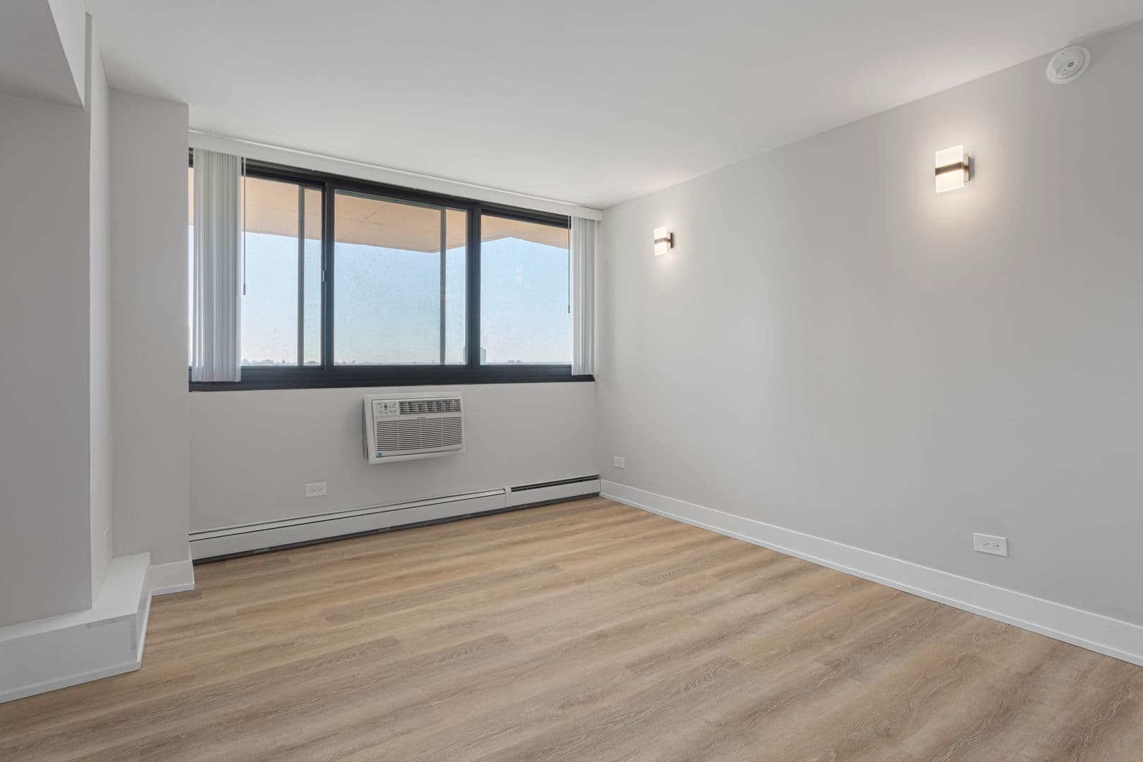 Chicago Apartment: 6166 N Sheridan Rd