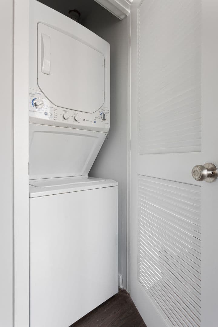 Chicago Apartment: 5718 N Winthrop Avenue