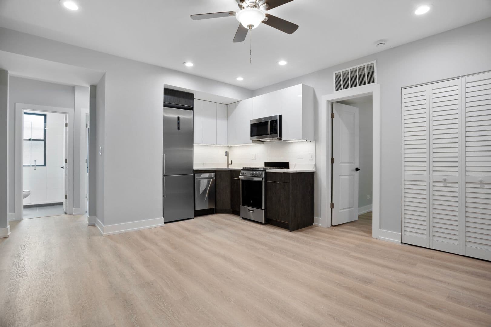 Chicago Apartment: 1548-1558.5 W Juneway