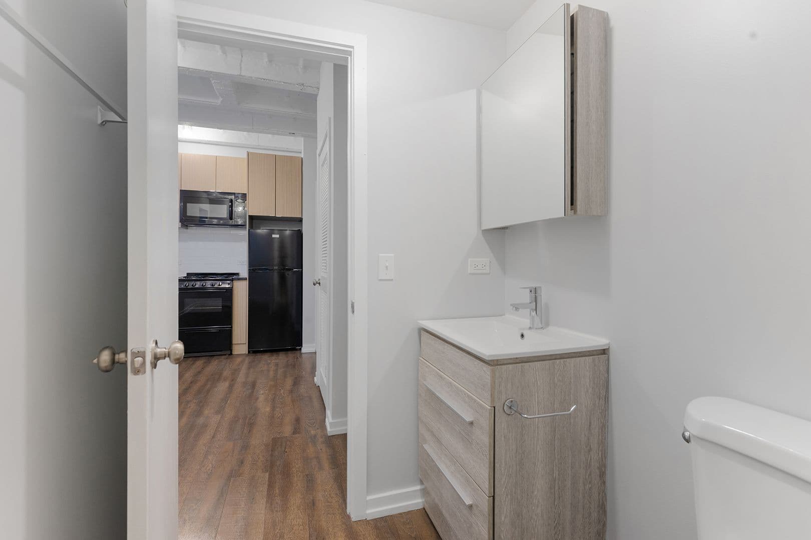 Chicago Apartment: 5718 N Winthrop Avenue