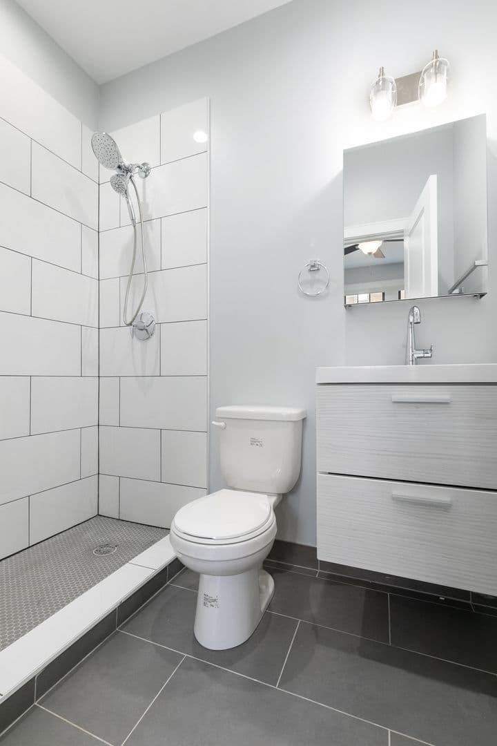 Chicago Apartment: 7618 - 26 N.Eastlake Terrace