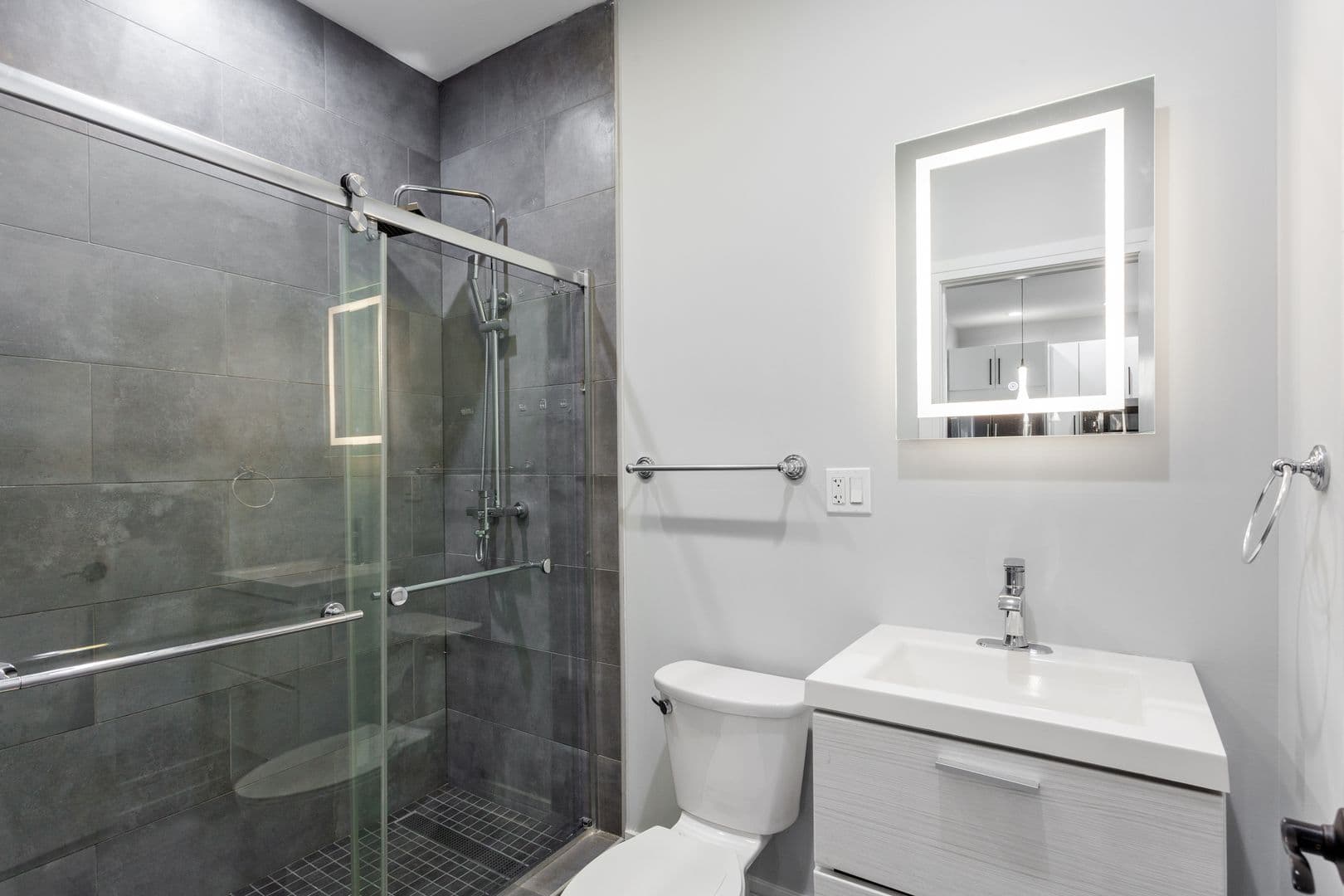 Chicago Apartment: 6100-6118 N Winthrop Ave