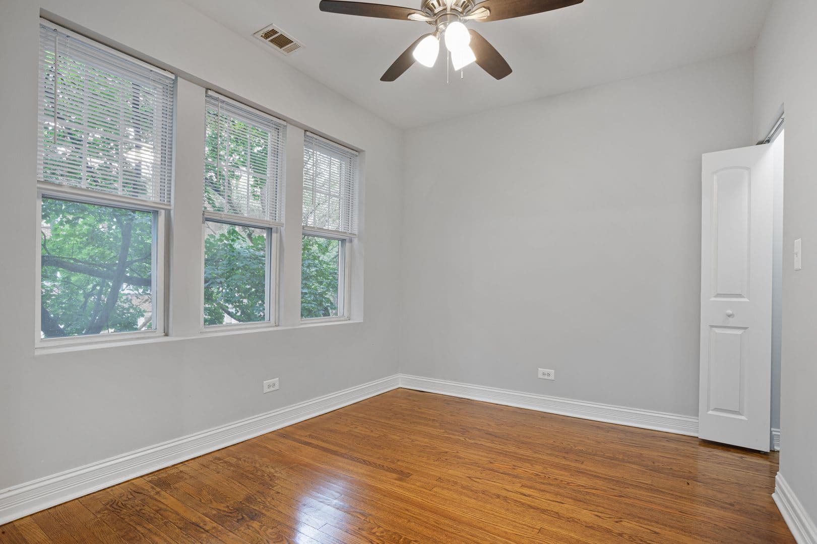 Chicago Apartment: 7320-30 N Damen Ave