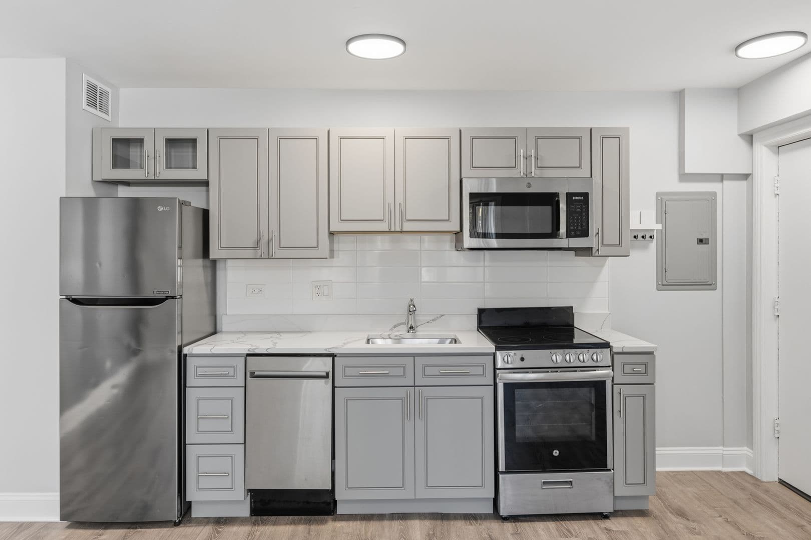 Chicago Apartment: 7710 N Sheridan Rd