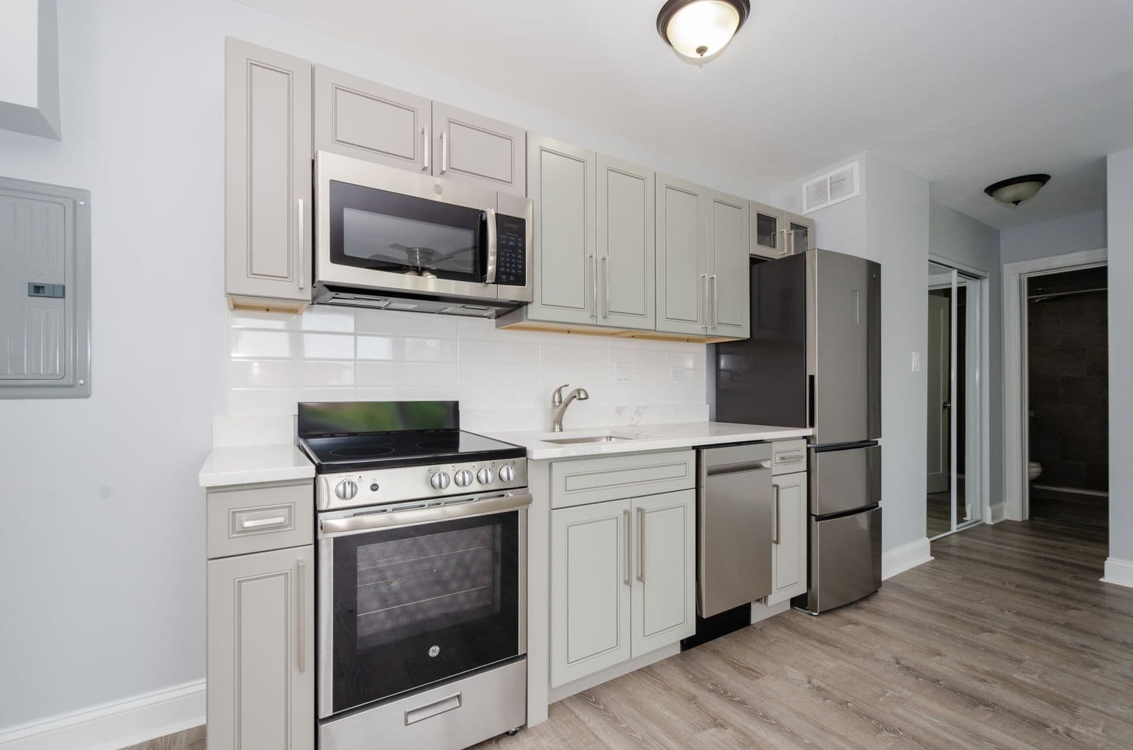 Chicago Apartment: 7710 N Sheridan Rd