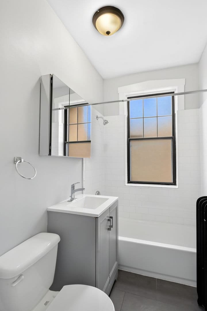 Chicago Apartment: 7618 - 26 N.Eastlake Terrace