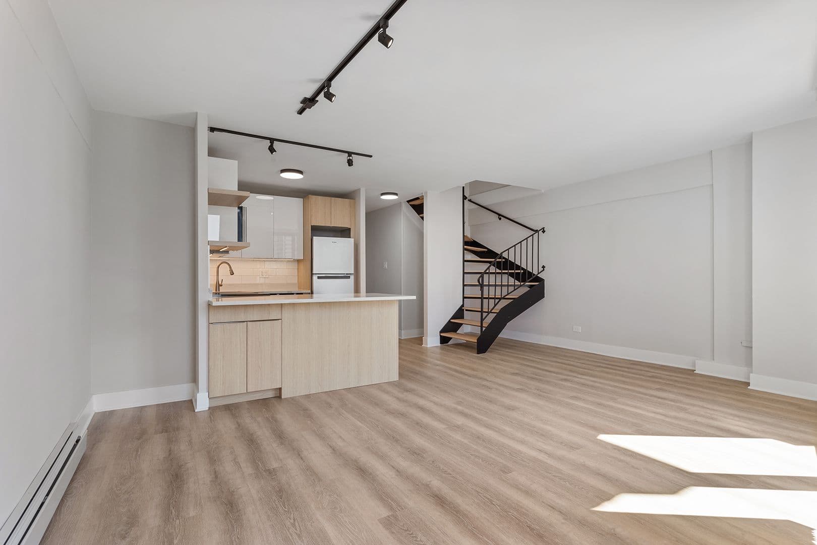 Chicago Apartment: 6166 N Sheridan Rd