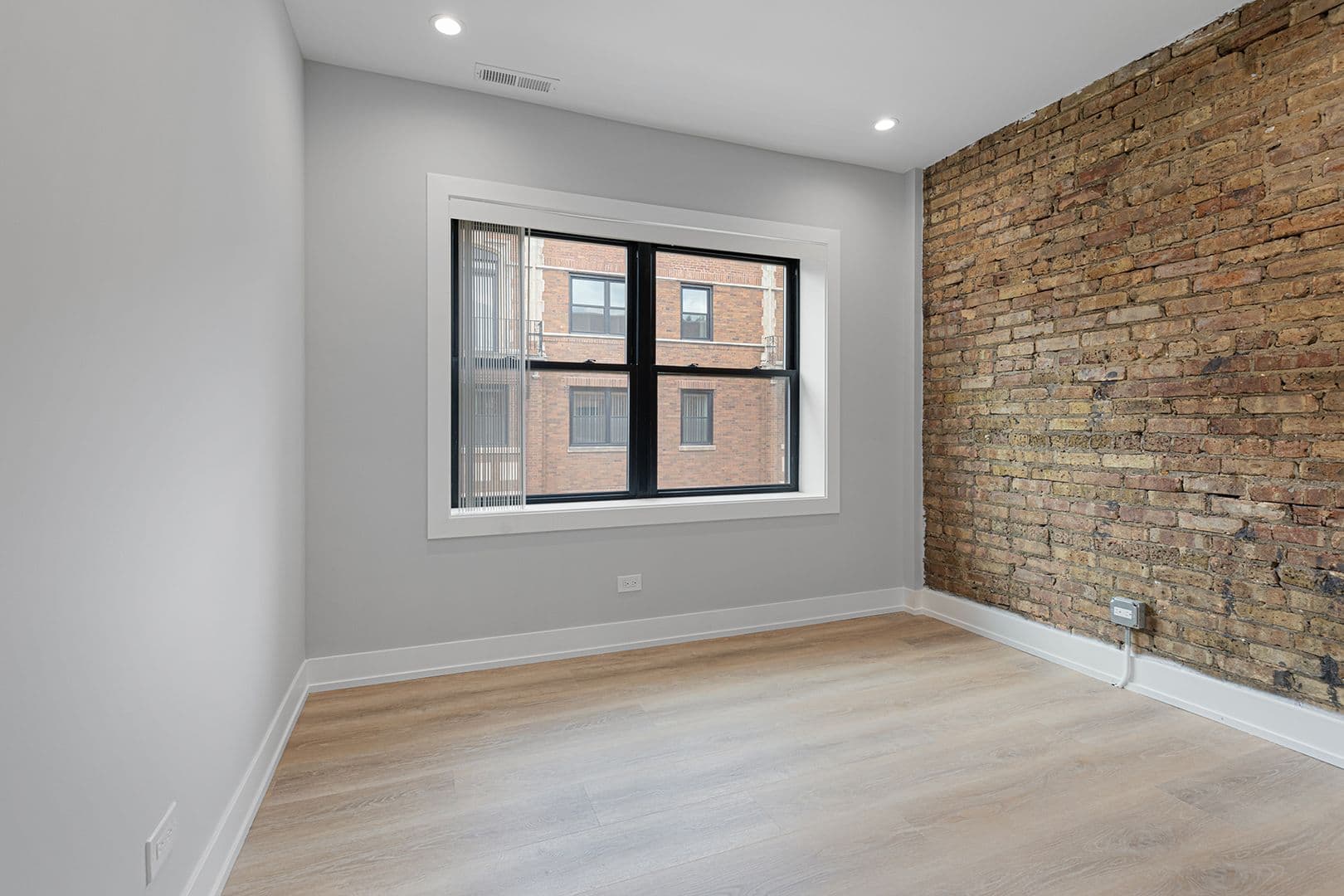 Chicago Apartment: 1548-1558.5 W Juneway