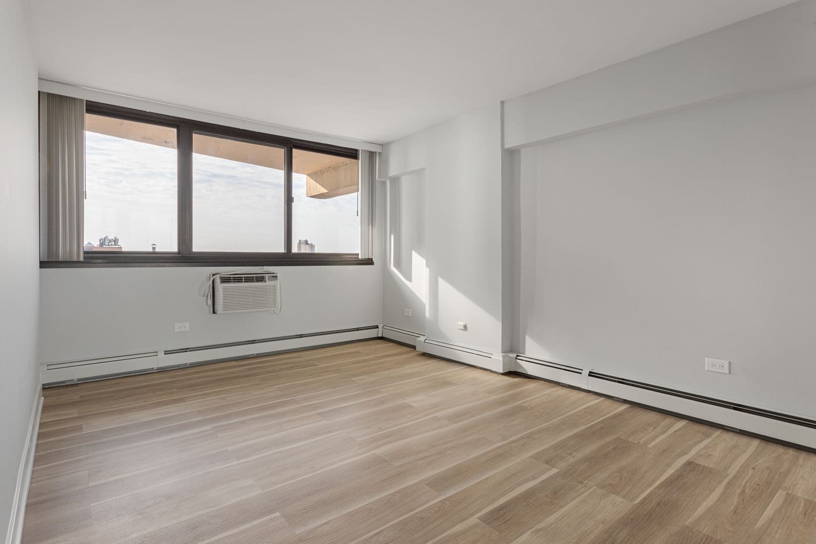 Chicago Apartment: 6166 N Sheridan Rd
