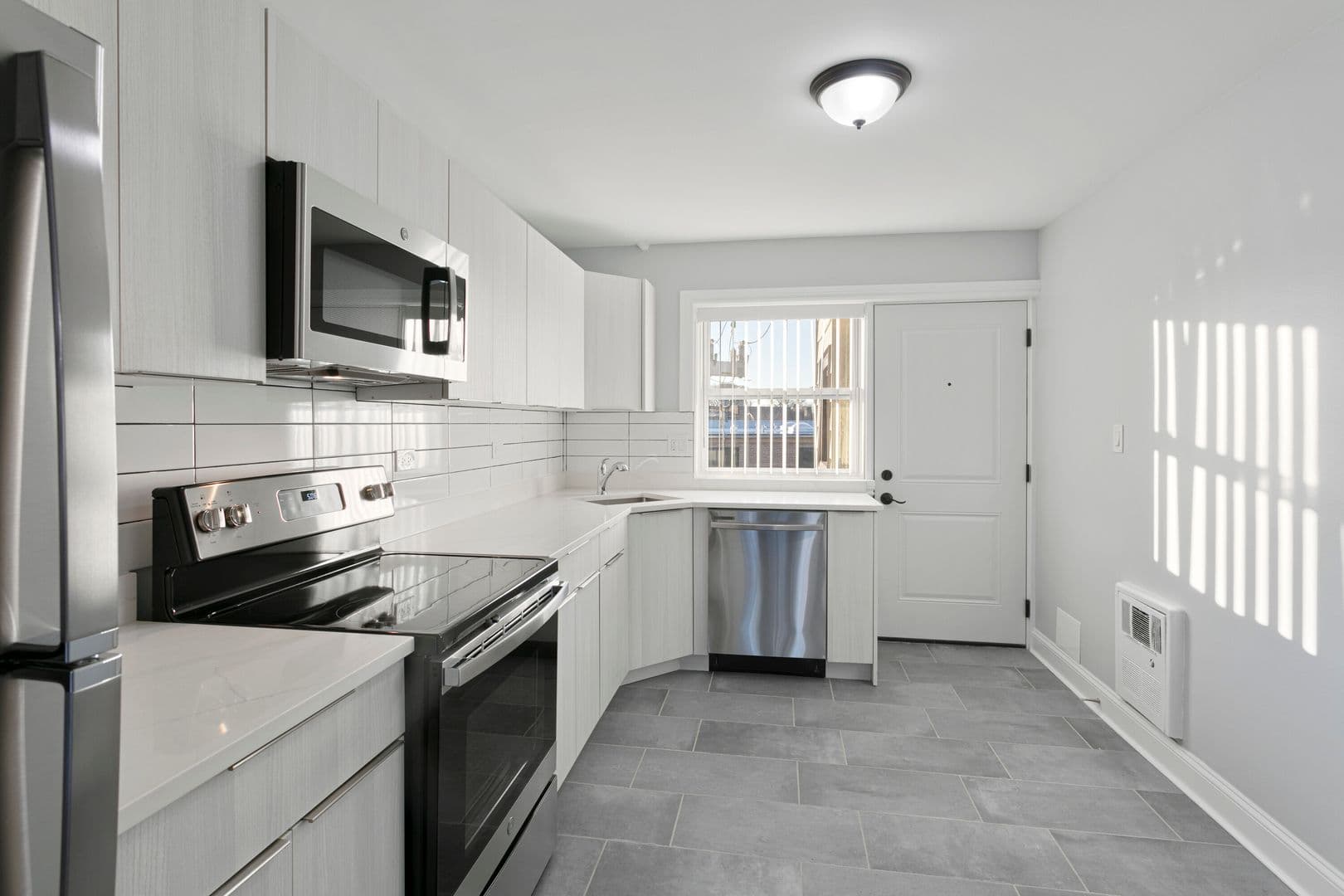 Chicago Apartment: 7630 - 38 N Eastlake Ter