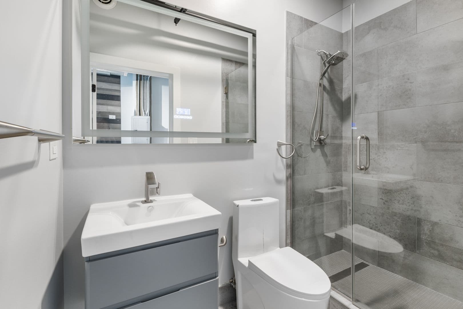 Chicago Apartment: 7645 N Sheridan Rd
