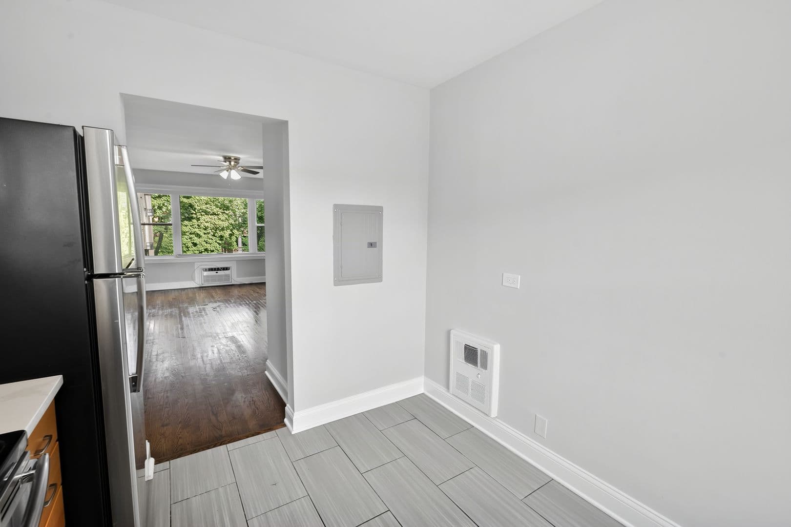 Chicago Apartment: 7630 - 38 N Eastlake Ter