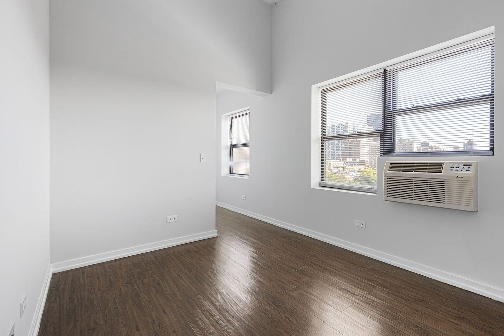 Chicago Apartment: 5718 N Winthrop Avenue