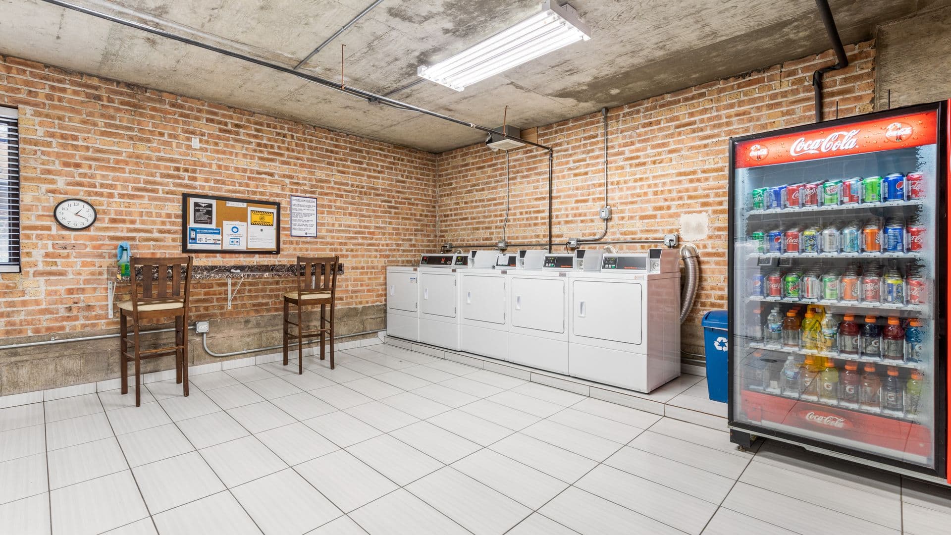 Chicago Apartment: 6021 N Winthrop Ave