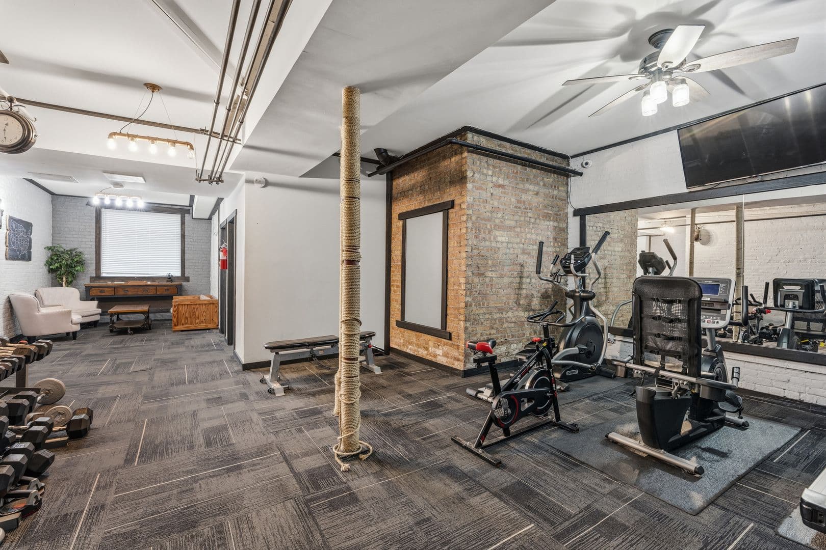 Chicago Apartment: 6100-6118 N Winthrop Ave