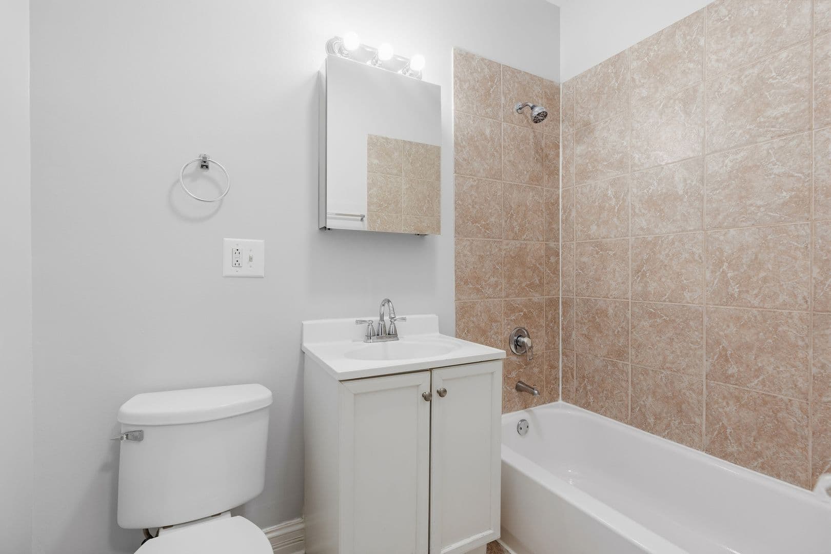 Chicago Apartment: 7320-30 N Damen Ave