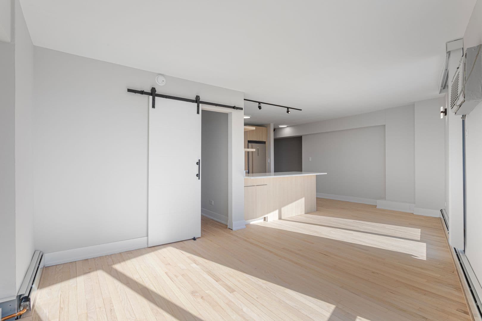 Chicago Apartment: 6166 N Sheridan Rd