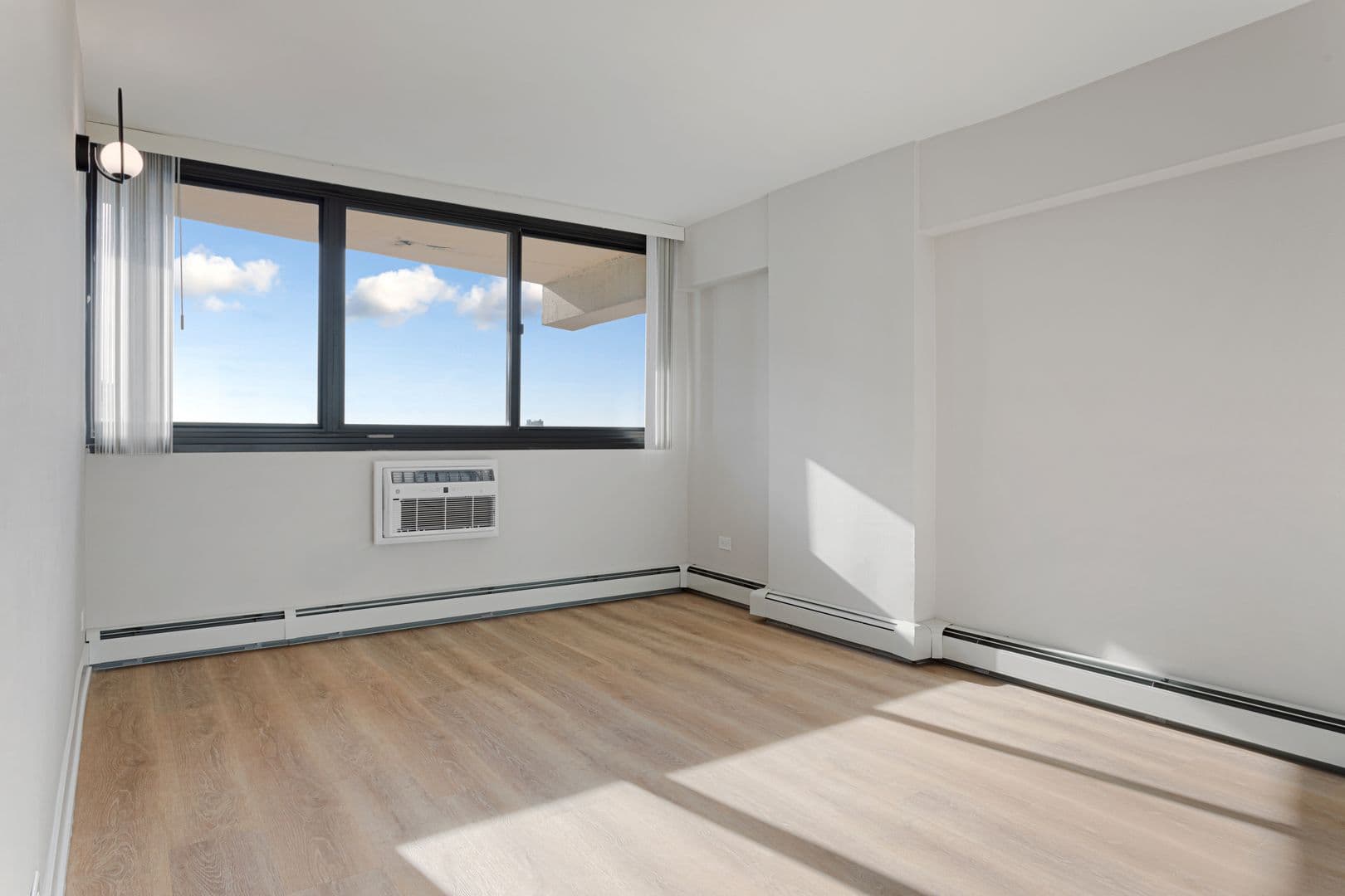 Chicago Apartment: 6166 N Sheridan Rd