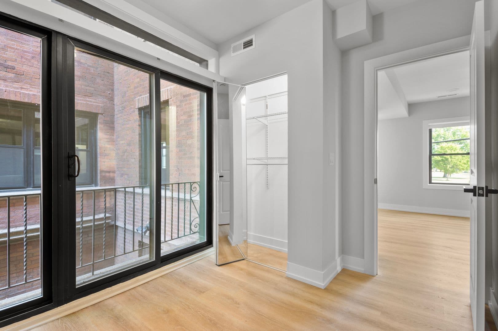 Chicago Apartment: 1548-1558.5 W Juneway