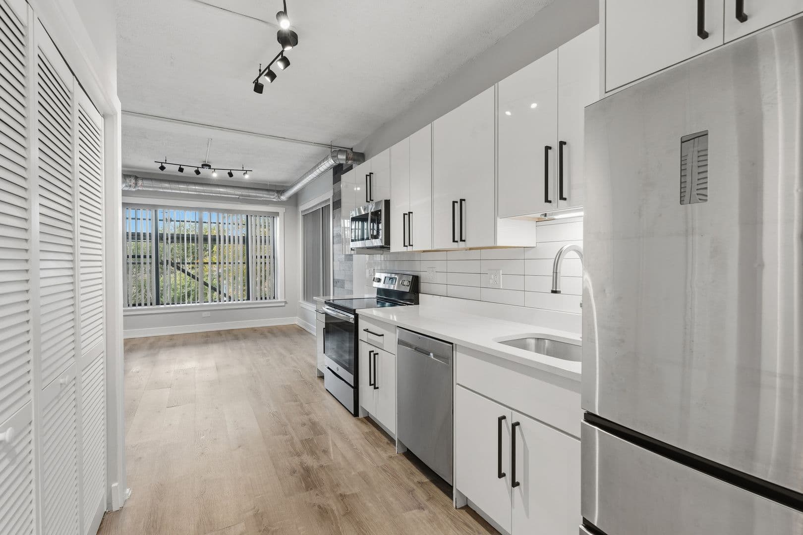 Chicago Apartment: 7645 N Sheridan Rd