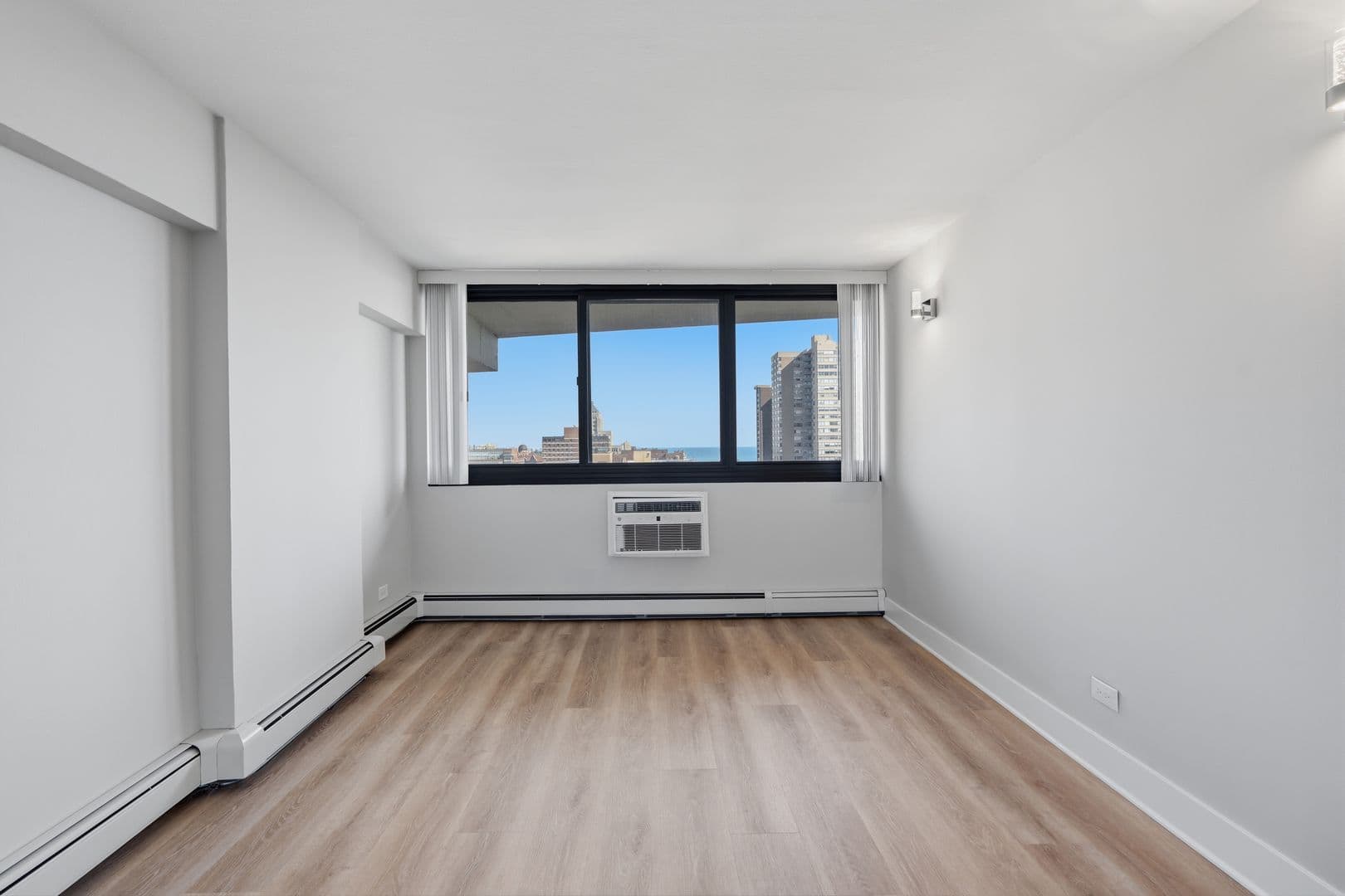Chicago Apartment: 6166 N Sheridan Rd