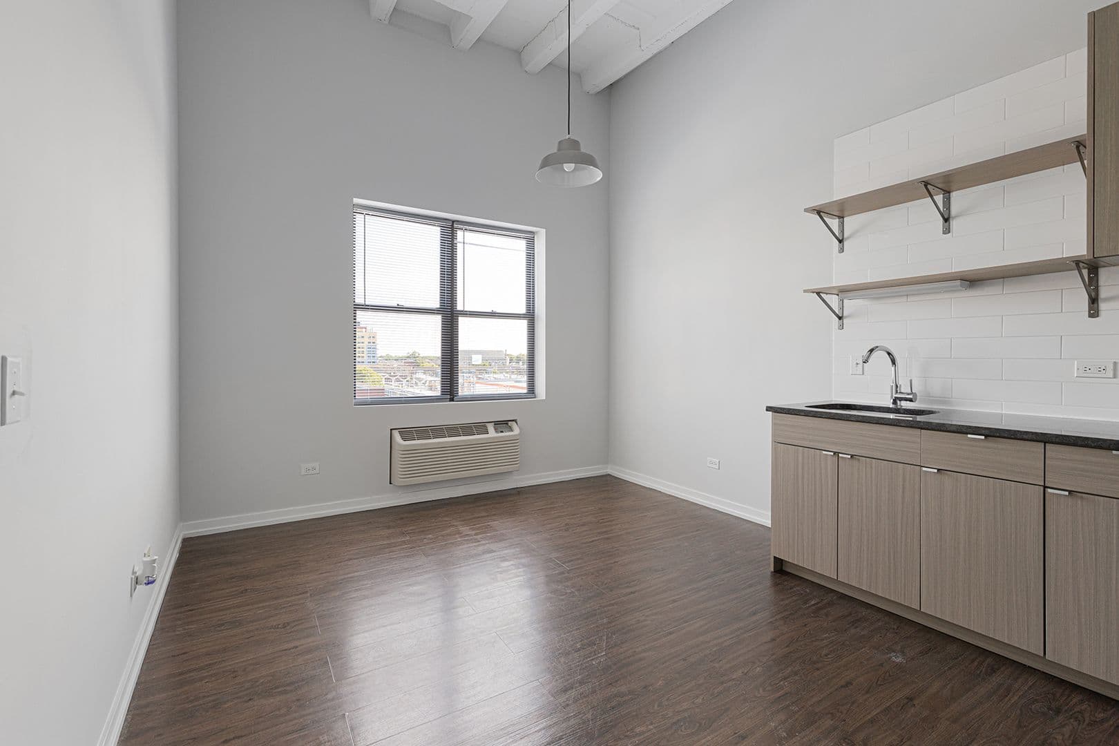 Chicago Apartment: 5718 N Winthrop Avenue