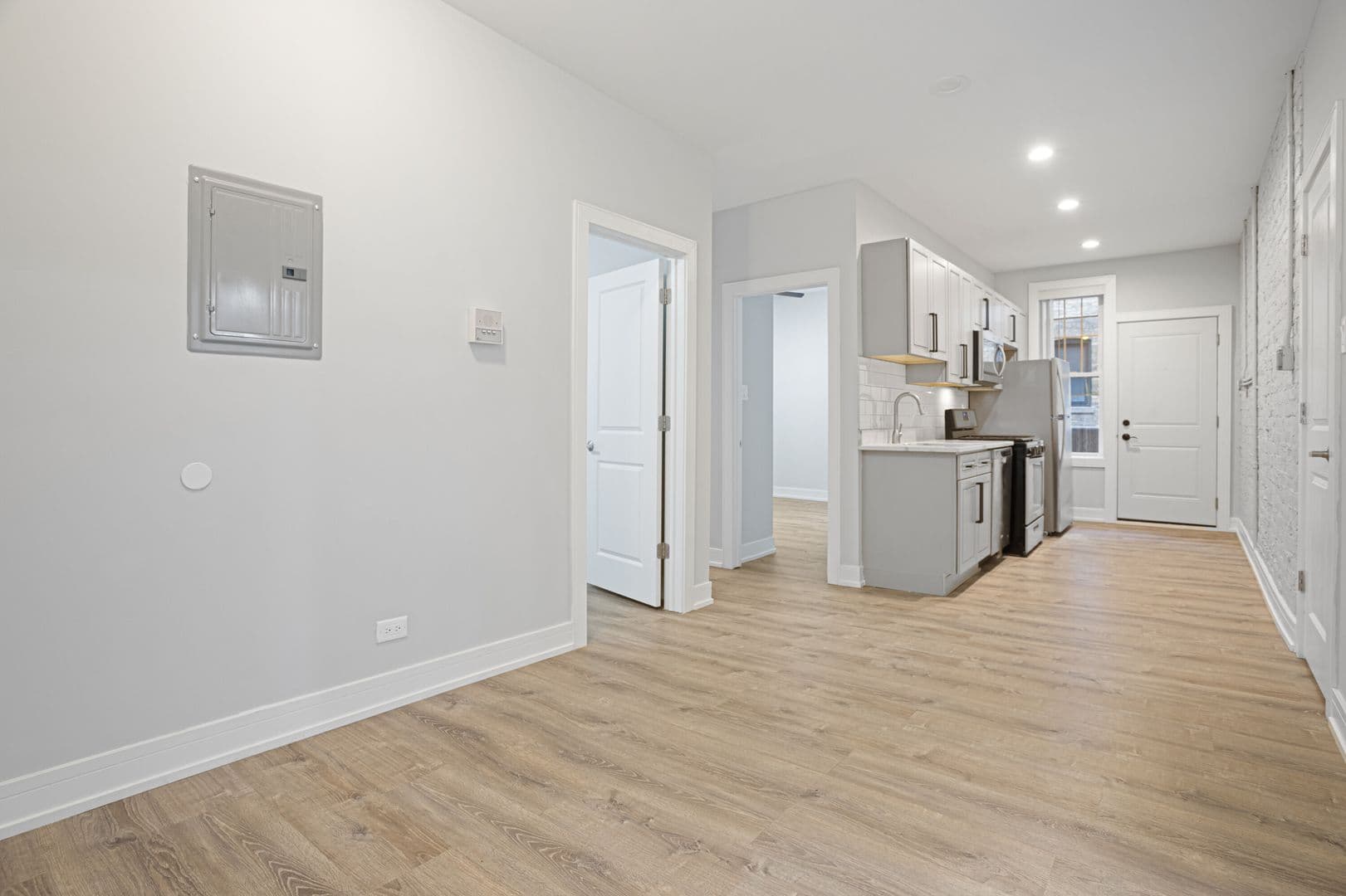 Chicago Apartment: 1902-1908 W Morse Ave