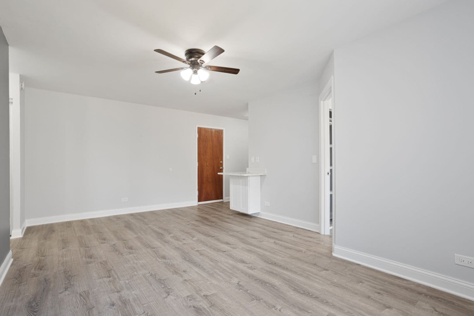 Chicago Apartment: 6029 N Winthrop Ave