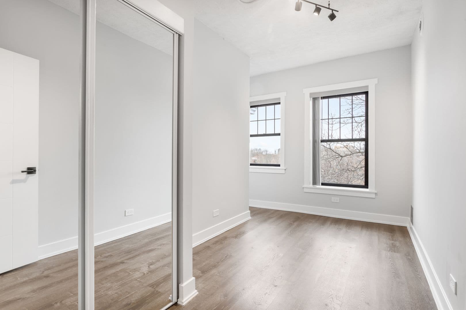 Chicago Apartment: 7645 N Sheridan Rd
