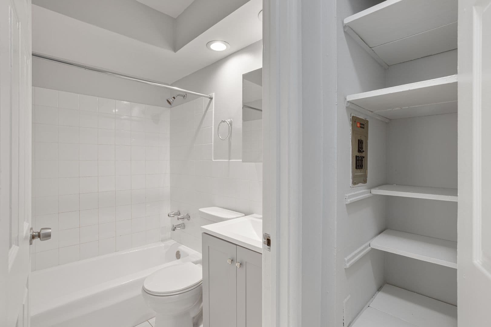 Chicago Apartment: 6758 N. Sheridan Rd.