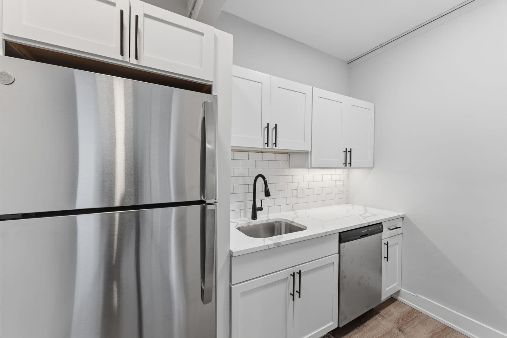 Chicago Apartment: 6807 N Sheridan Road