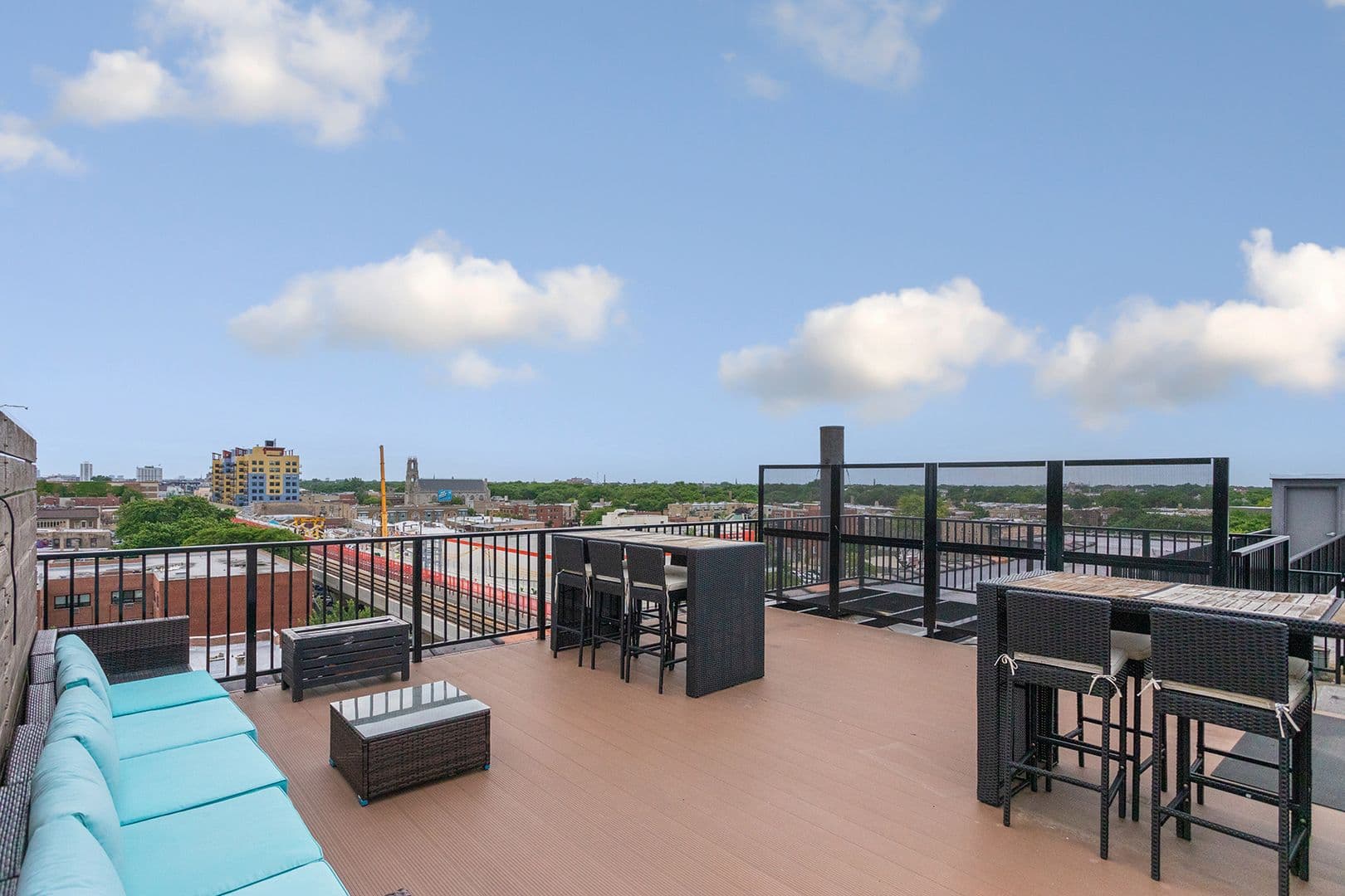Chicago Apartment: 5718 N Winthrop Avenue