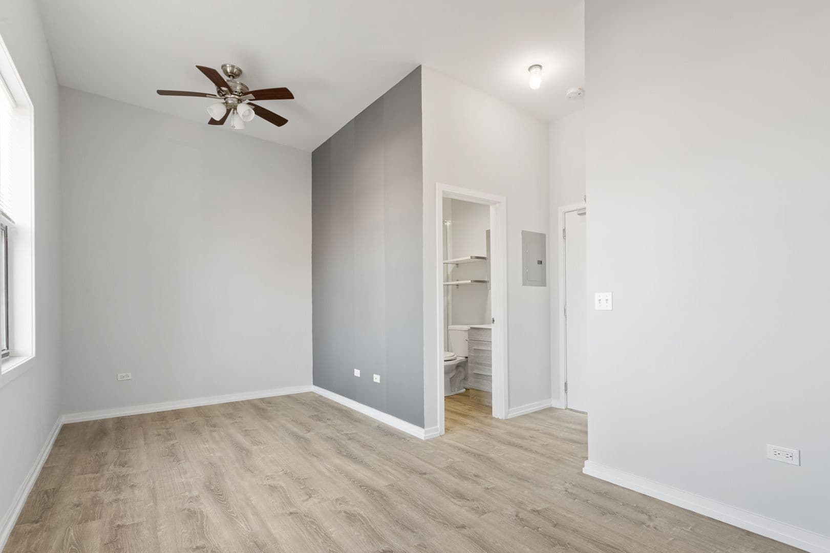 Chicago Apartment: 4875 N Magnolia Ave