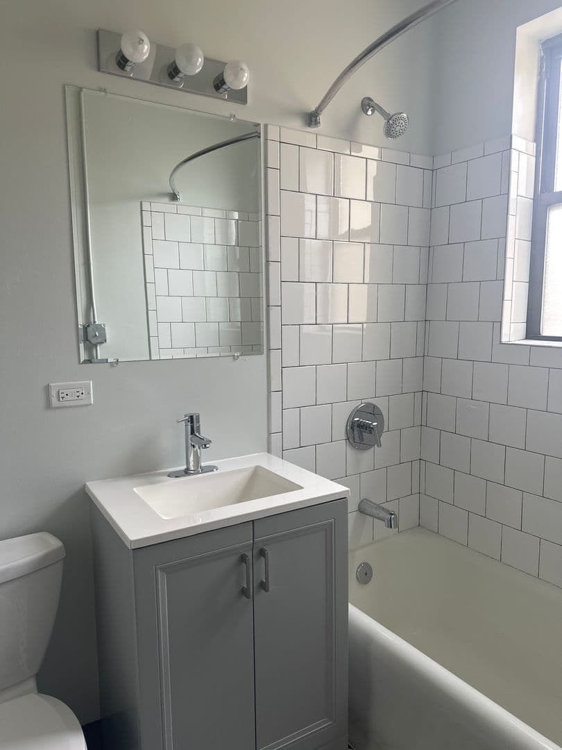 Chicago Apartment: 6807 N Sheridan Road