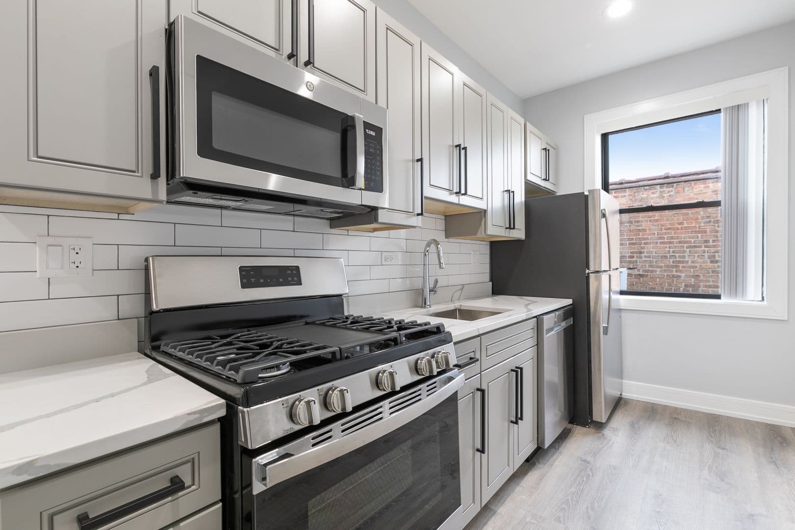 Chicago Apartment: 7618 - 26 N.Eastlake Terrace