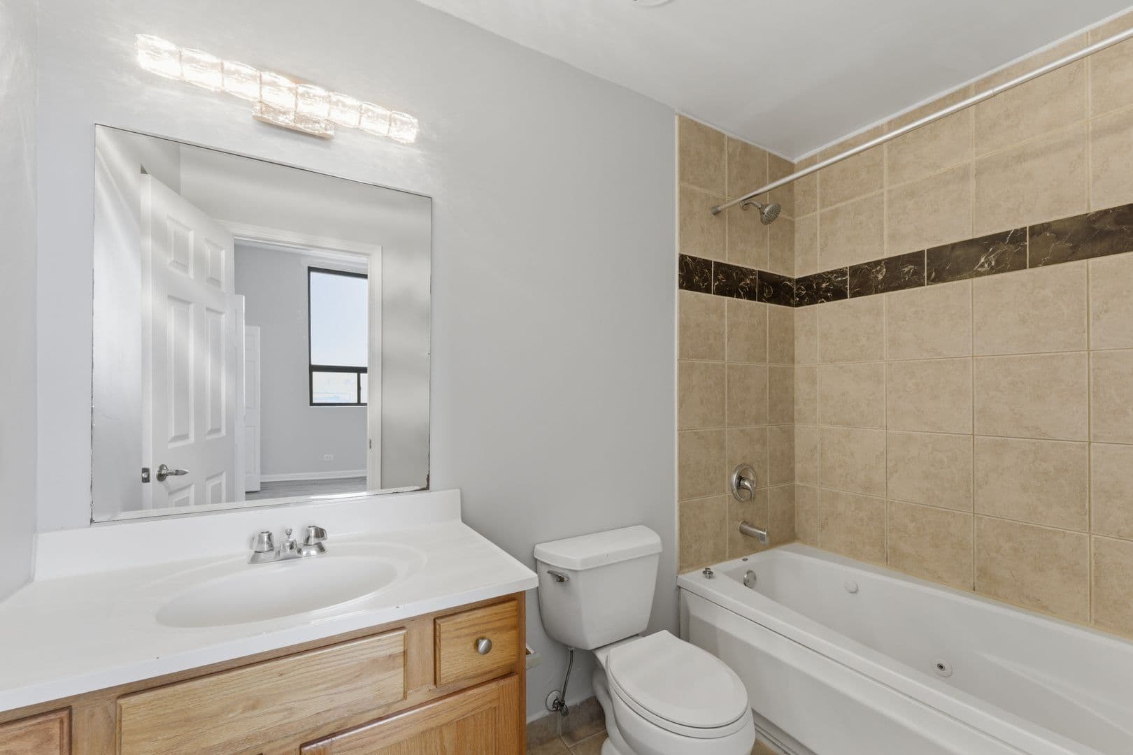 Chicago Apartment: 2451 W Howard Street