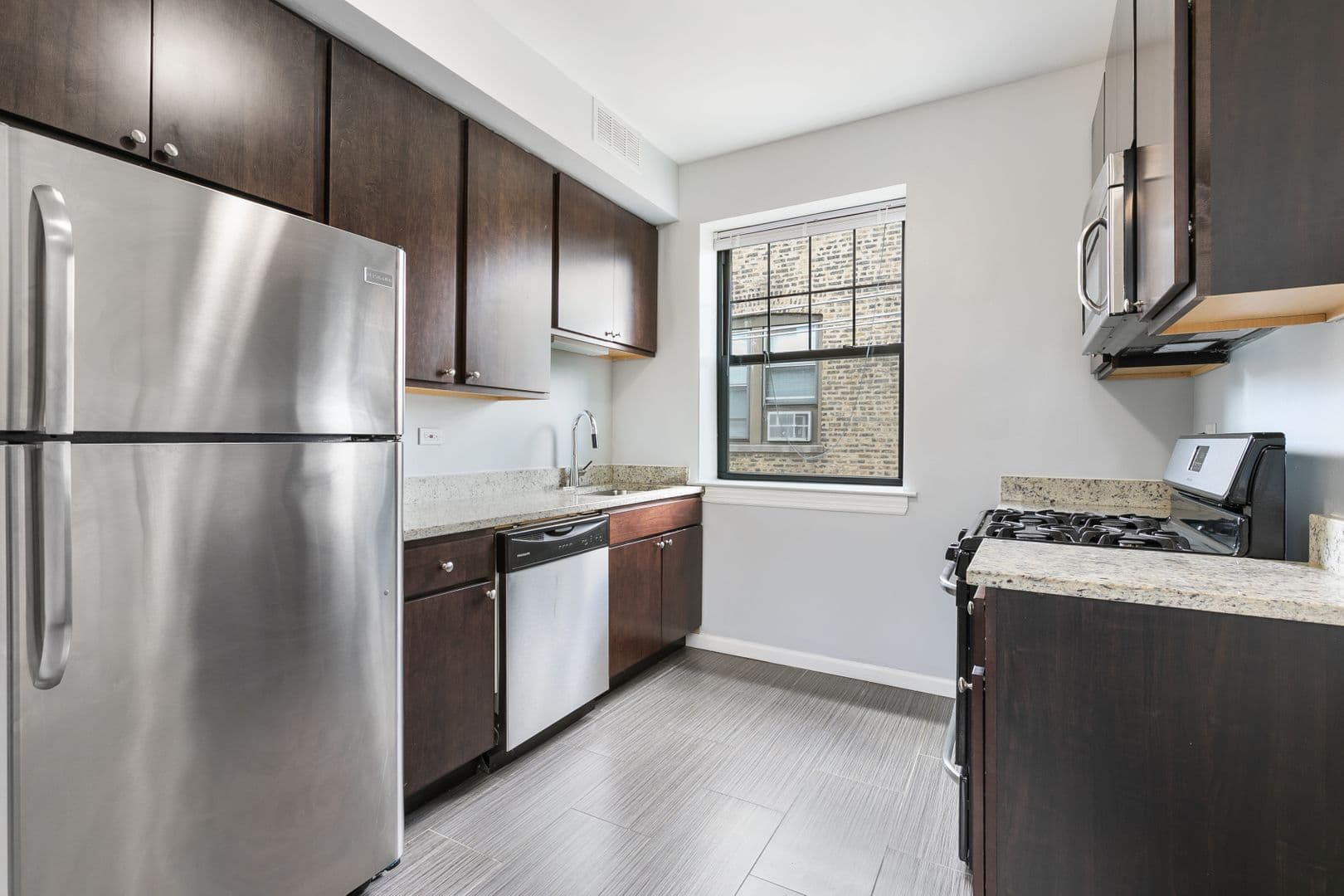 Chicago Apartment: 7700-7706 N Marshfield Ave; 1638-1642 W Jonquil Ter