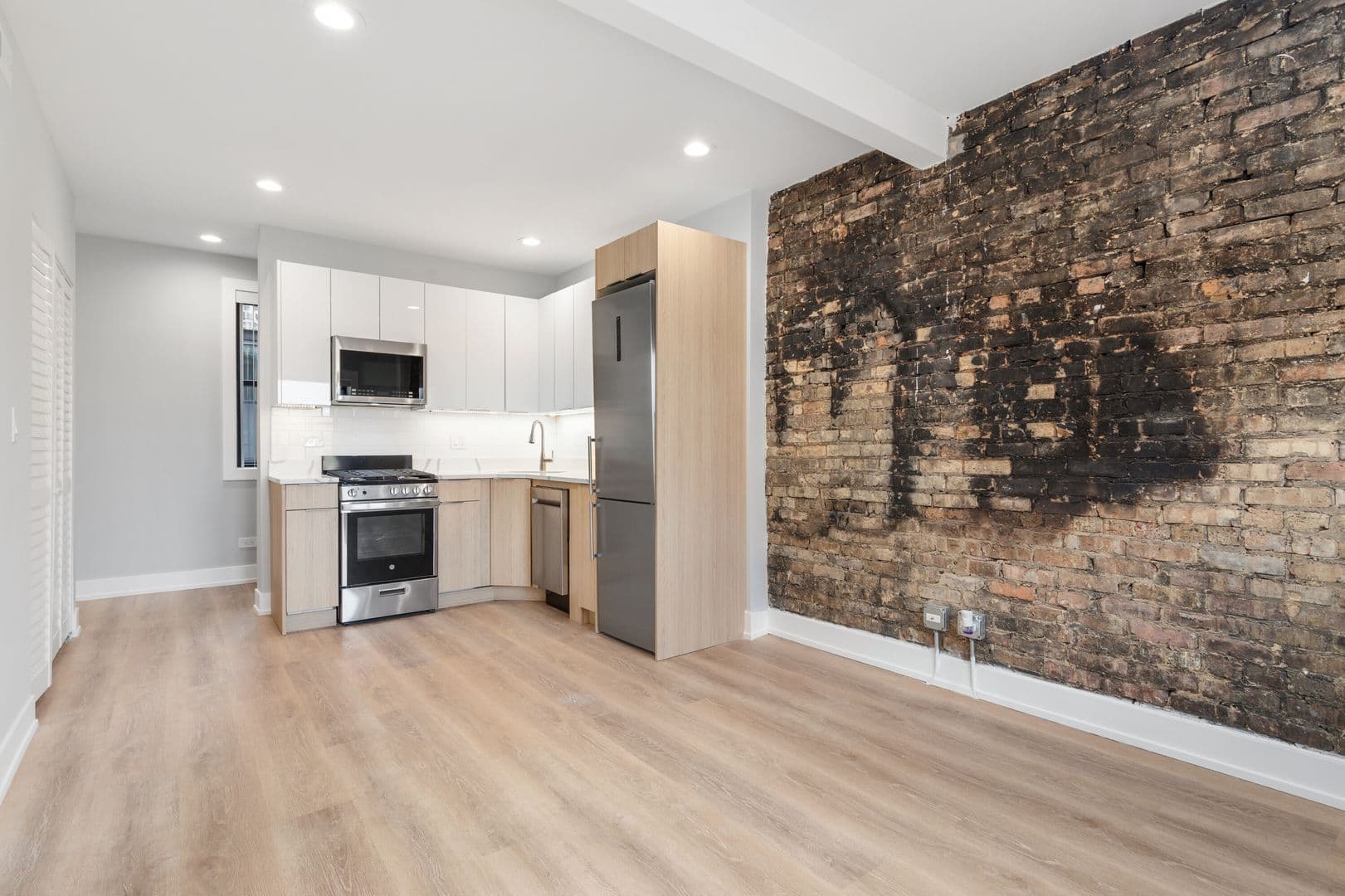 Chicago Apartment: 1548-1558.5 W Juneway