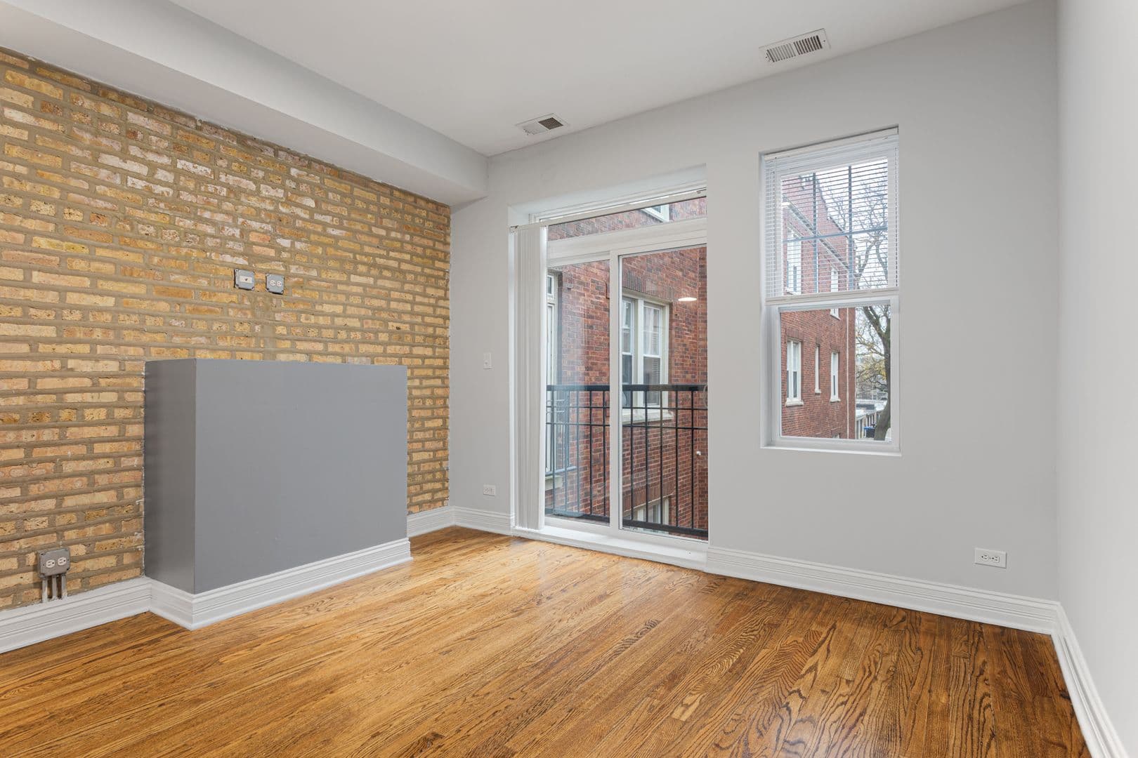 Chicago Apartment: 7320-30 N Damen Ave