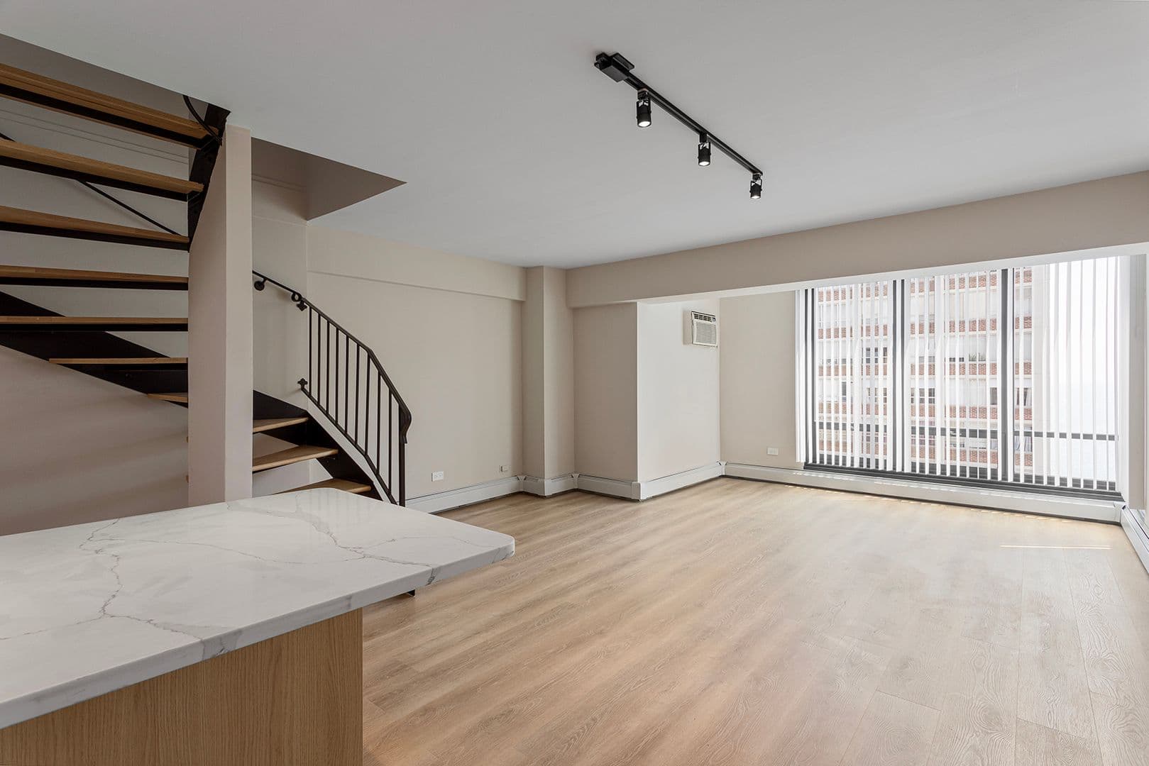 Chicago Apartment: 6166 N Sheridan Rd