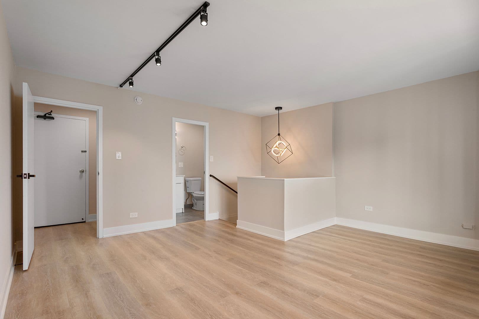 Chicago Apartment: 6166 N Sheridan Rd