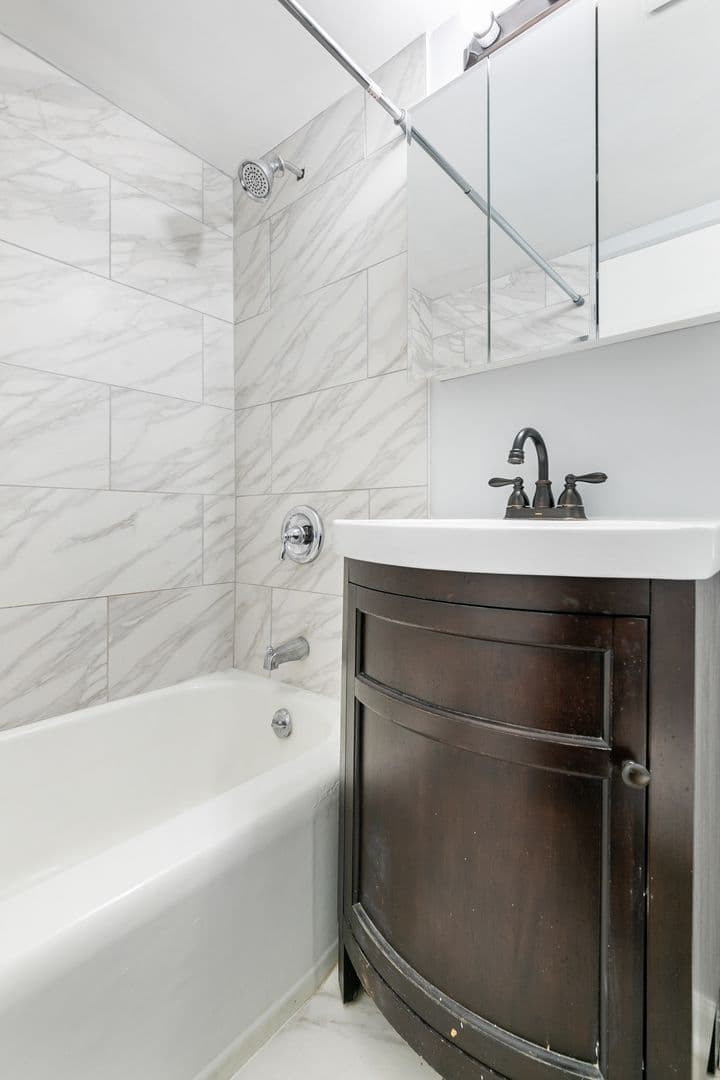 Chicago Apartment: 6007 N Kenmore