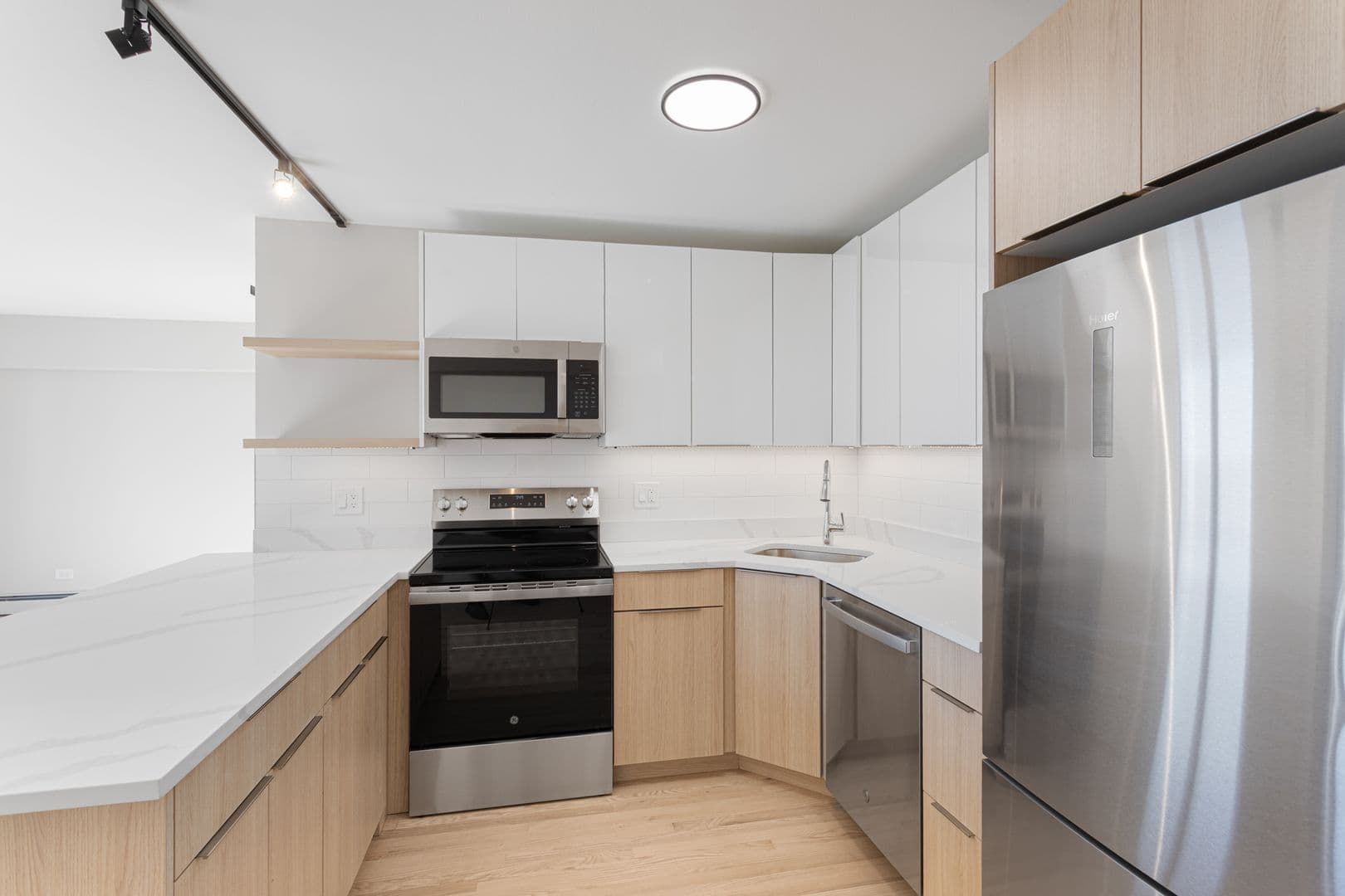 Chicago Apartment: 6166 N Sheridan Rd